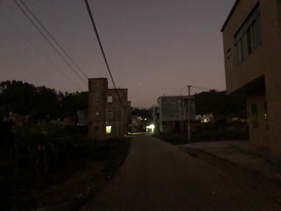 梅姨同居者:她总去外面打电话 自己不知道更多信息