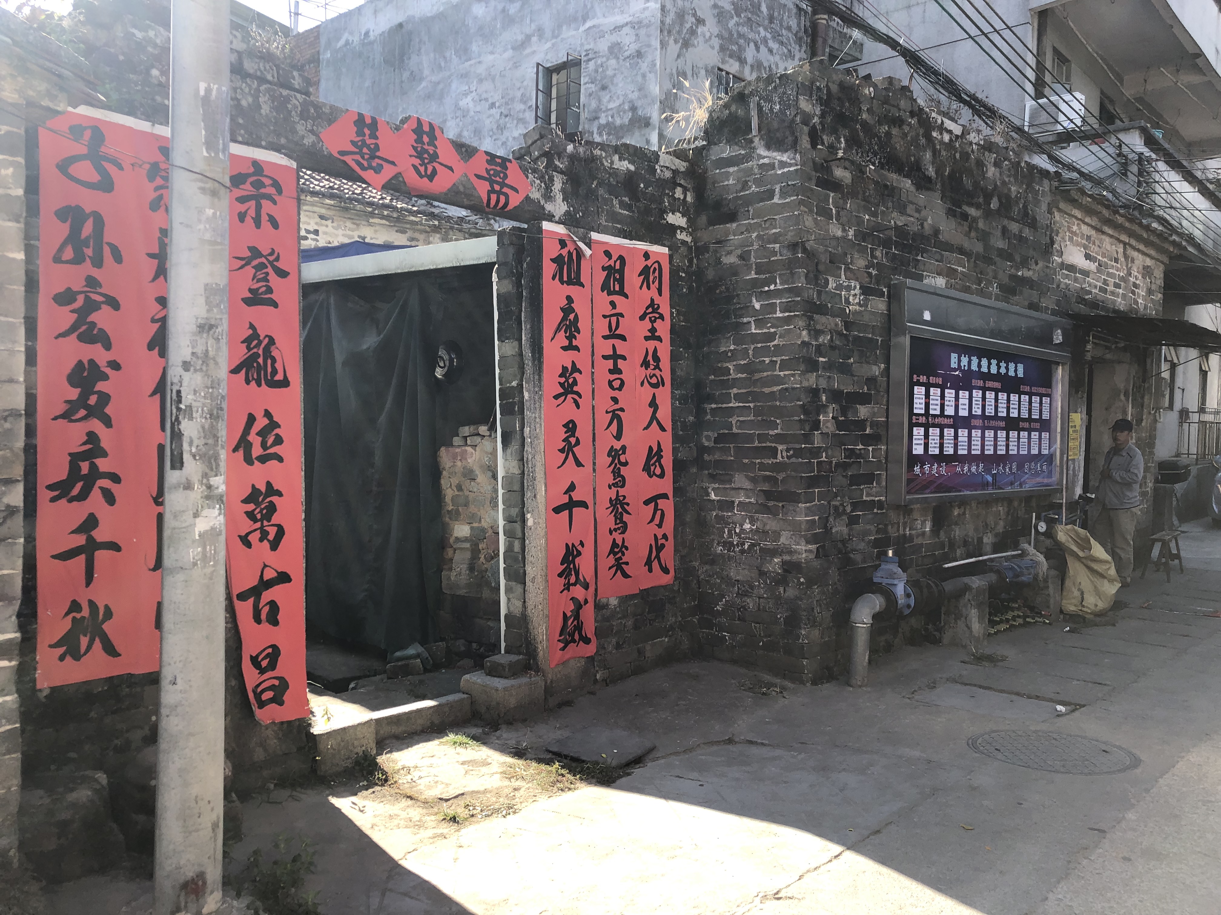 梅姨同居者:她总去外面打电话 自己不知道更多信息