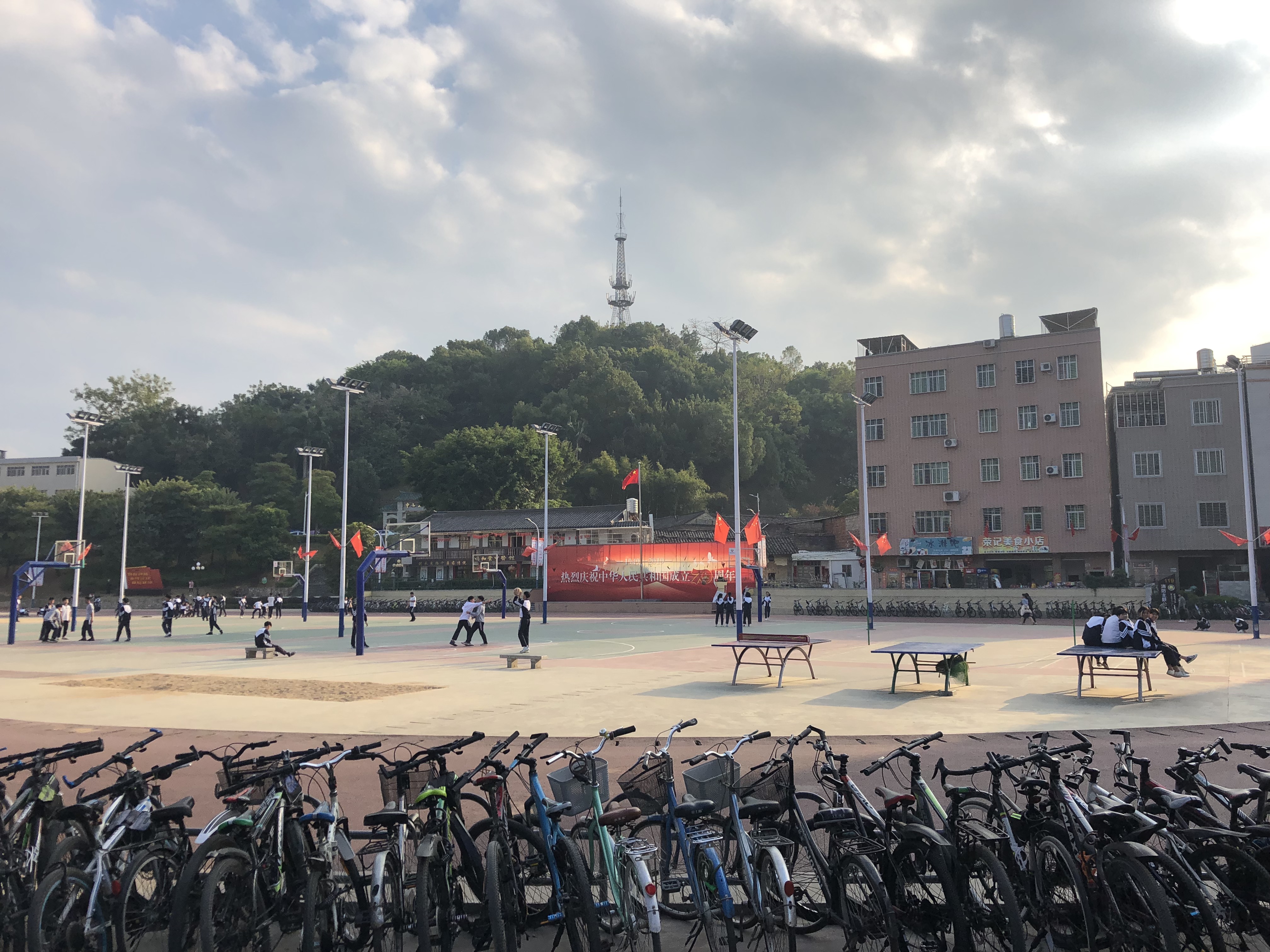 梅姨同居者:她总去外面打电话 自己不知道更多信息