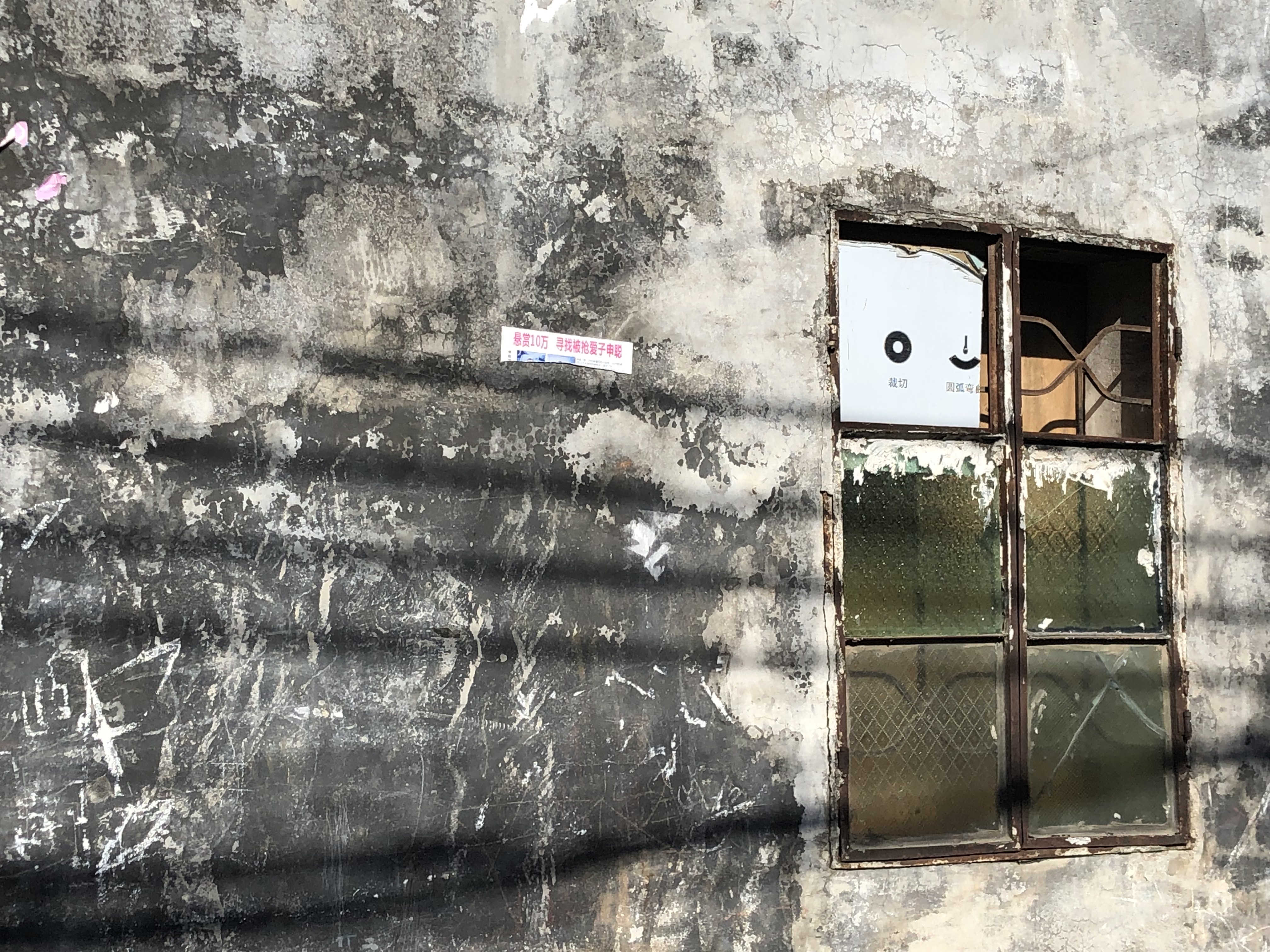 梅姨同居者:她总去外面打电话 自己不知道更多信息