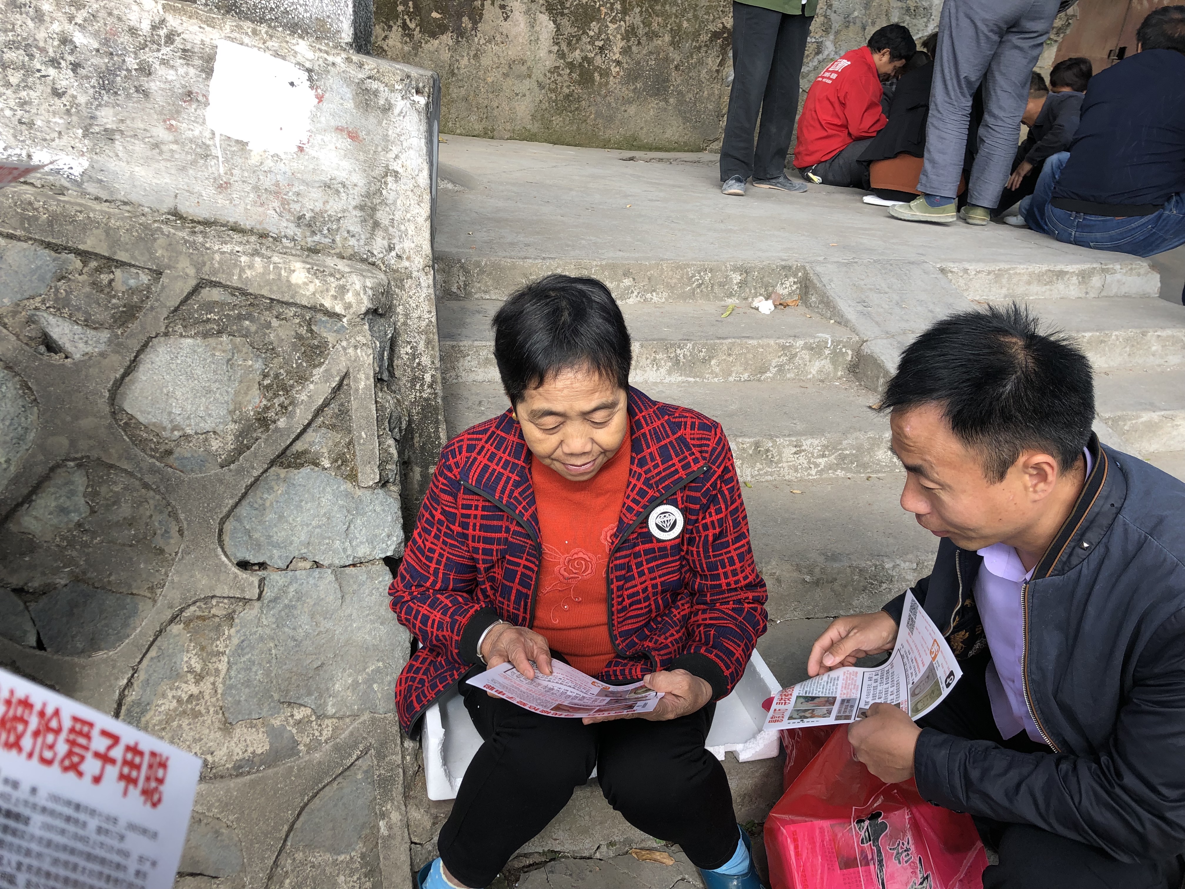 梅姨同居者:她总去外面打电话 自己不知道更多信息