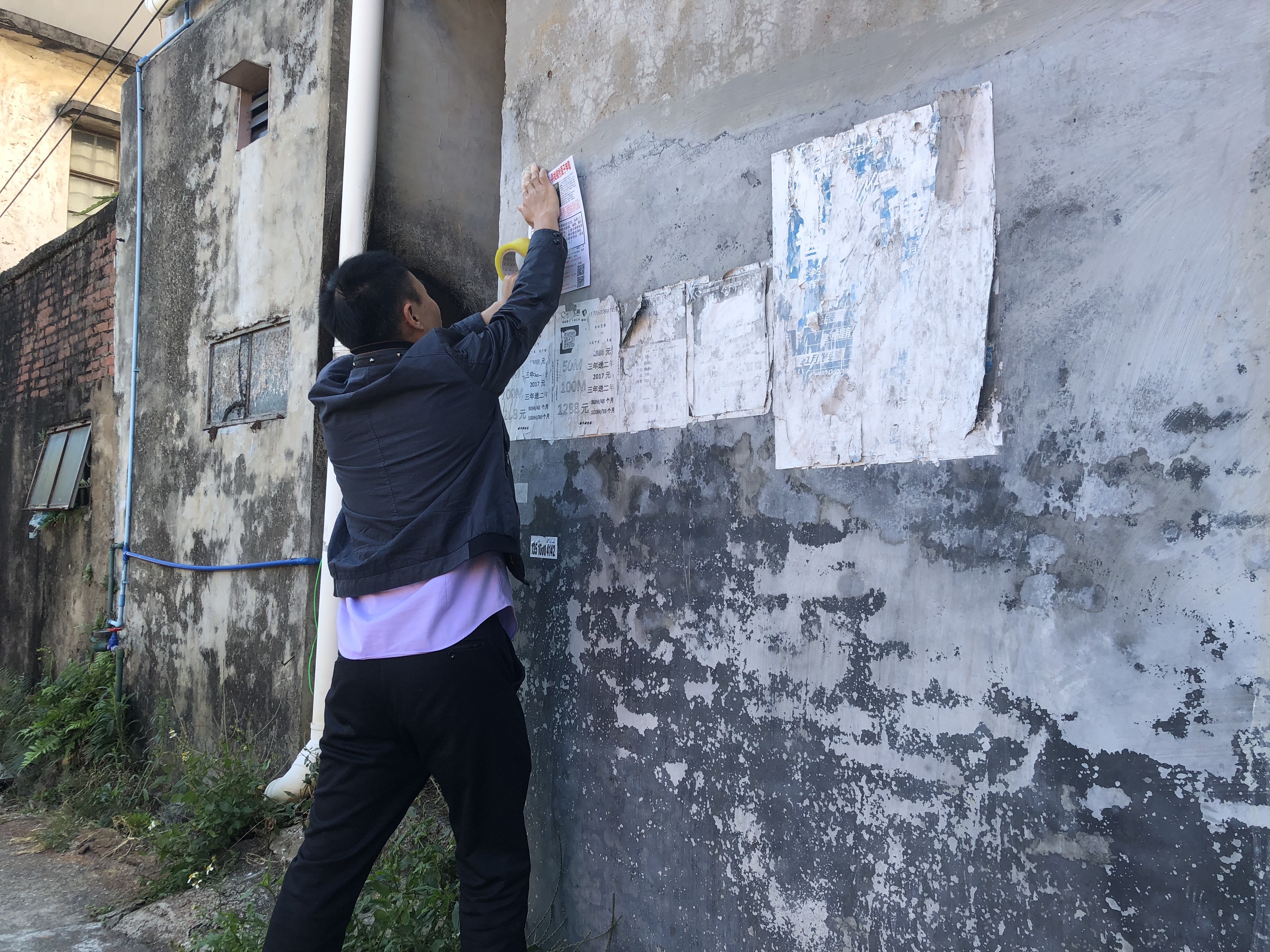 梅姨同居者:她总去外面打电话 自己不知道更多信息