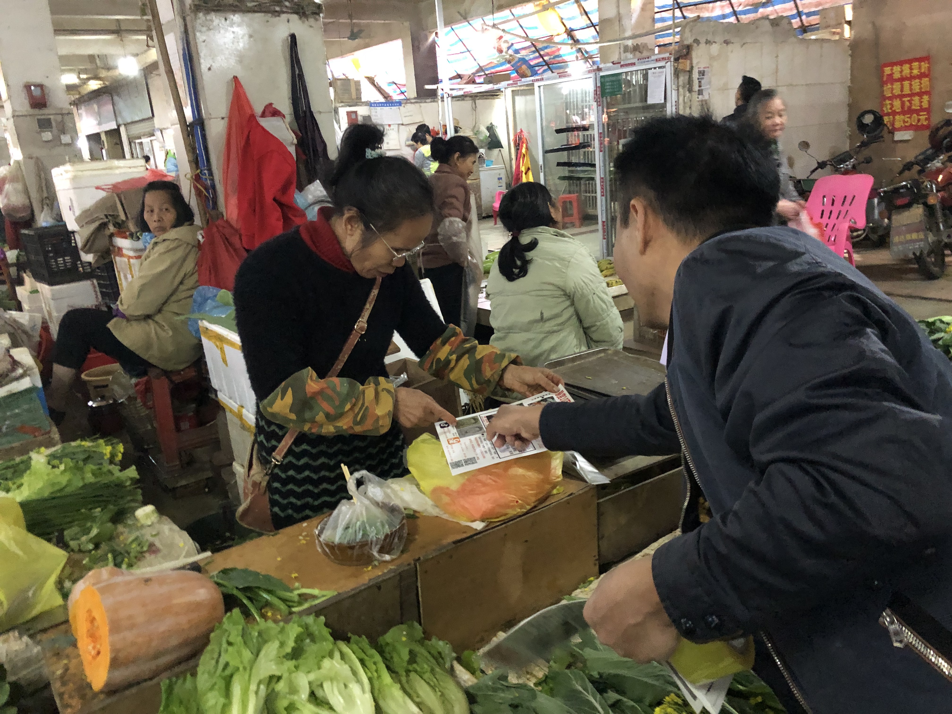 梅姨同居者:她总去外面打电话 自己不知道更多信息