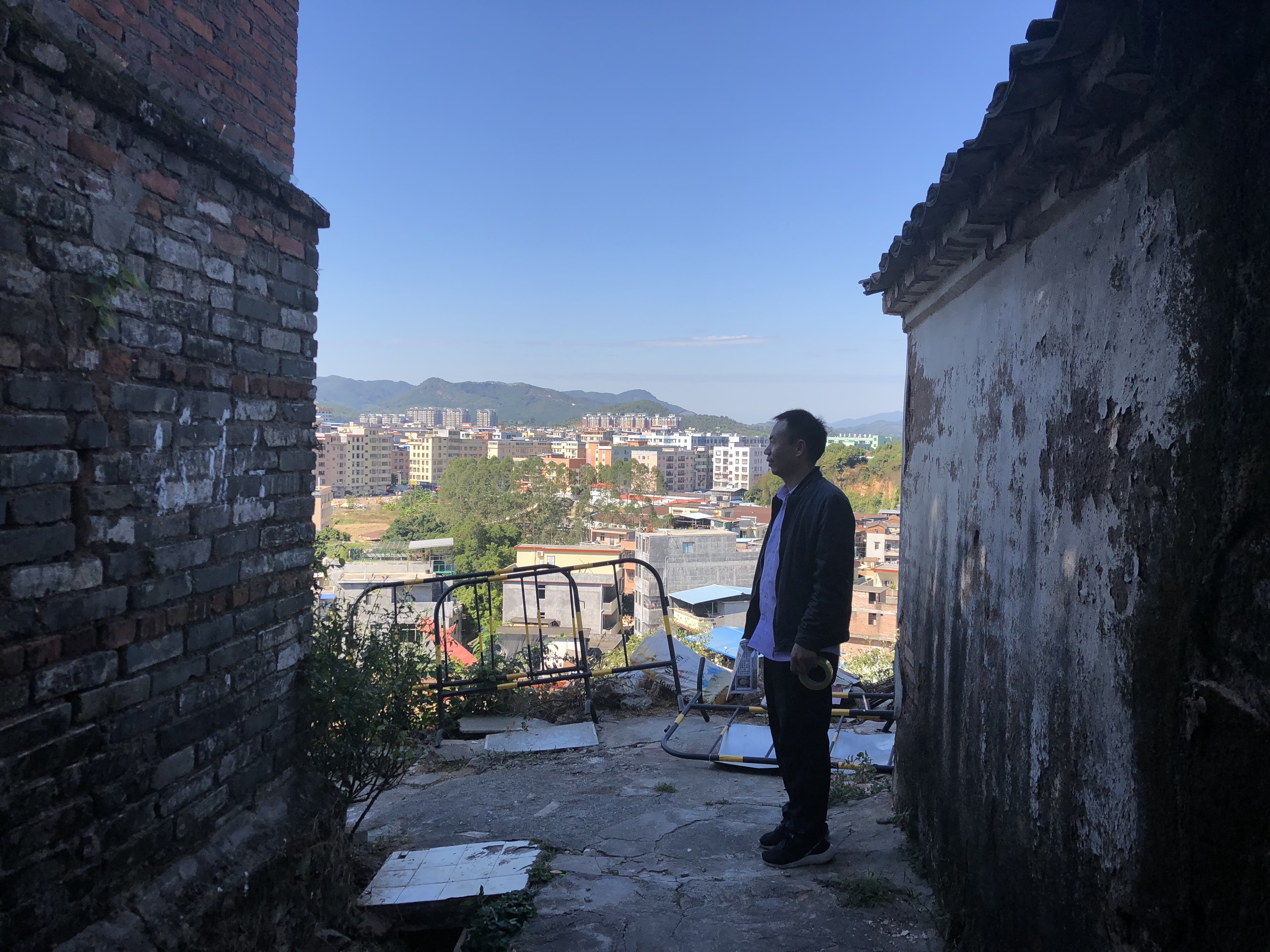 梅姨同居者:她总去外面打电话 自己不知道更多信息