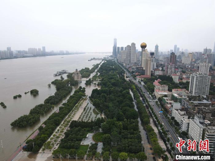 资料图:7月14日,长江洪峰过境后的汉口江滩公园. 邹浩 摄