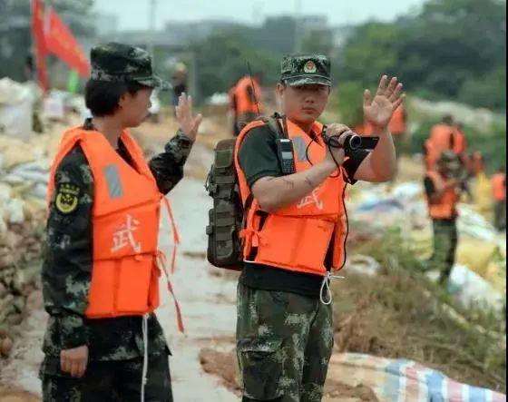 父子|“夫妻档”“父子兵”“亲兄弟”……这样演绎着抗洪大堤上的感动