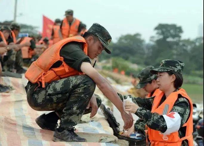 父子|“夫妻档”“父子兵”“亲兄弟”……这样演绎着抗洪大堤上的感动