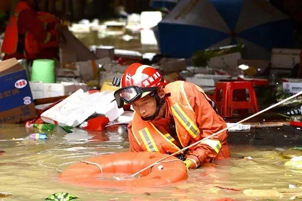 队友|洪水中，那一抹逆流而上的“橙色”身影