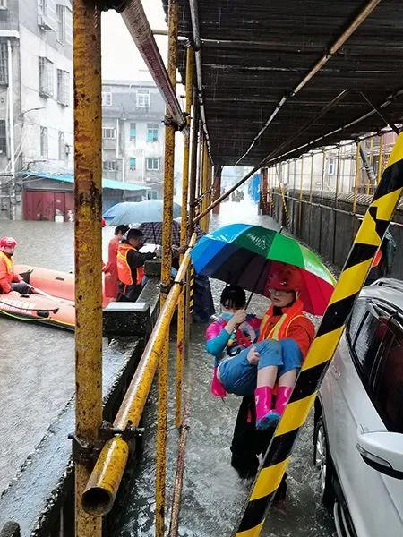 队友|洪水中，那一抹逆流而上的“橙色”身影