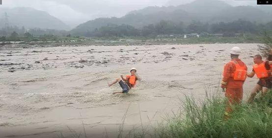 消防|15张照片带你走进抗洪抢险救援一线……