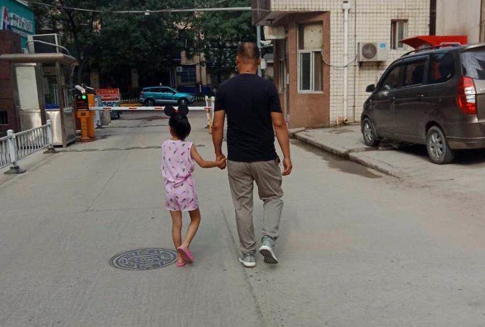 孩子|男子养育女儿8年发现非亲生：女方已嫁人，孩子无户口难入学
