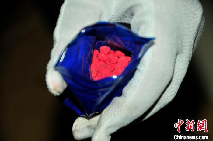 麻古|四川警方破获寄递贩毒大案：饮料瓶中暗藏上万颗麻古