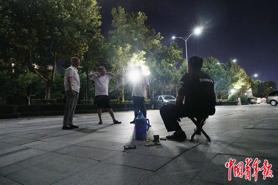 父亲|一位保安最后的保护