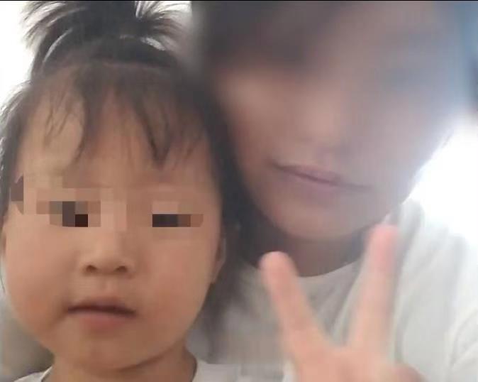 四川3岁女童遭继母虐打致死案开庭,生母称暂不考虑民事赔偿望重判,庭上有证言“孩子做梦都在叫:别打我”