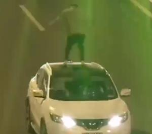 2��5�գ��ڹ�������ɳ�ۿ���·�м䳵���ϣ�һ����ͣ�������ϳ����� @N��Ƶ ͼ