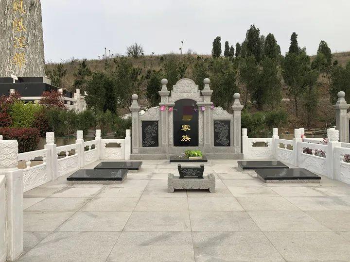 市埇桥区符离镇凤鸣山公墓(又称芦村公墓)规格为5米×6米的豪华家族墓