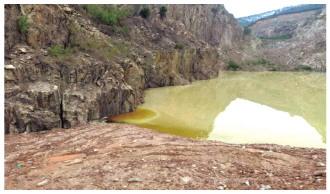 图④ 2021年4月，督察组暗查时用无人机拍摄的利维石场受污染矿坑积水，水体呈黄绿色，散发出刺鼻的臭味。督察组供图