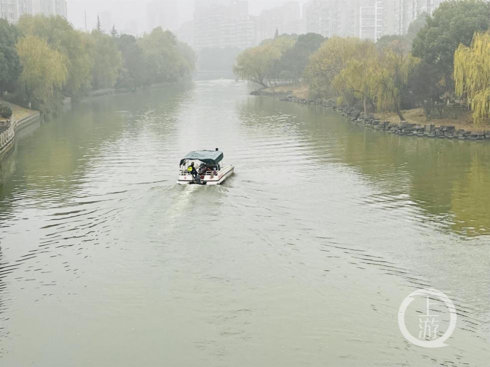 ▲12月16日,江苏无锡,搜救船被安排往返于上下游进行排查。摄影/上游新闻记者 时婷婷