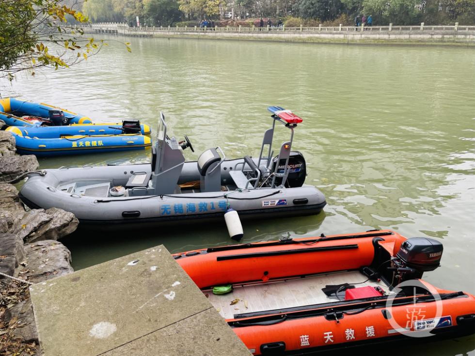 ▲12月16日,江苏无锡,现场已增派皮划艇在水面进行声呐探测。摄影/上游新闻记者 时婷婷