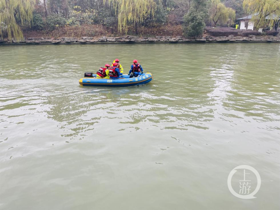 ▲12月16日,江苏无锡,根据要求,多艘皮划艇正在不同水域进行排查。摄影/上游新闻记者 时婷婷
