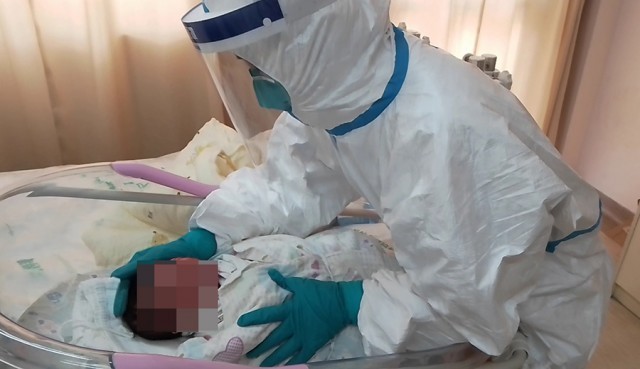 护士余兰正在照护新生儿宝宝。上海市公共卫生临床中心供图