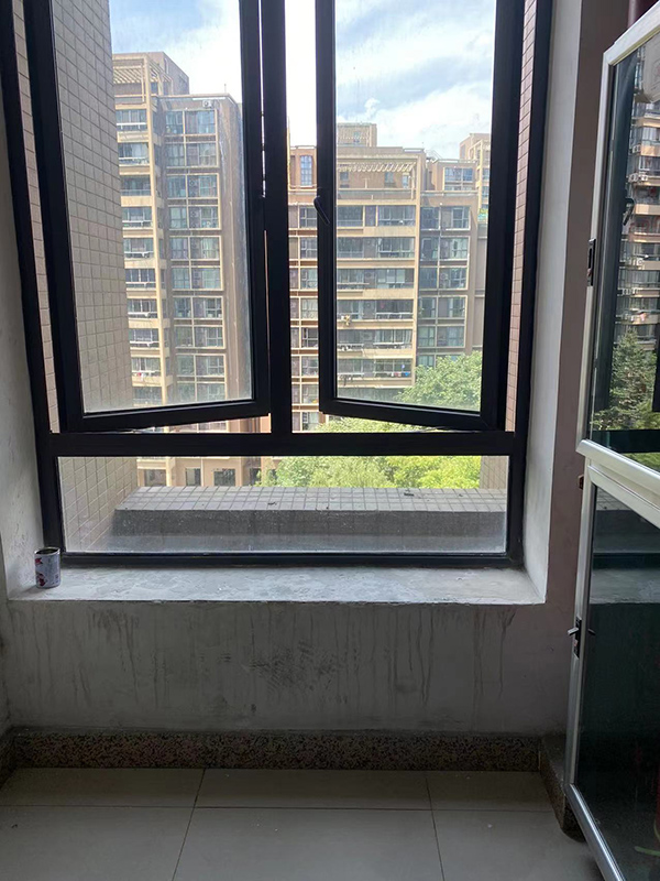 8楼窗台高度约50厘米??澎湃新闻首席记者 葛熔金 图