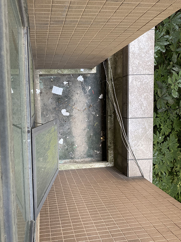 女童掉落的二楼平台??澎湃新闻首席记者 葛熔金 实习生 陈友云 图