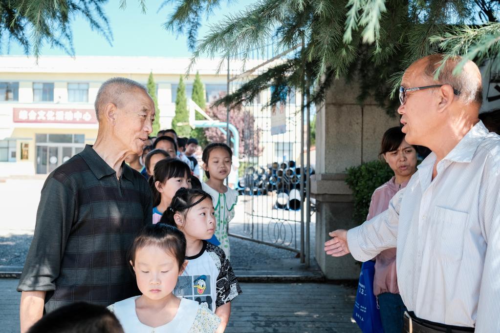 图片[2]-《新华社》：10年，这位老人“点亮”了山村孩子们暑假快乐时光-多维新闻网 - 多维度关注热点事件