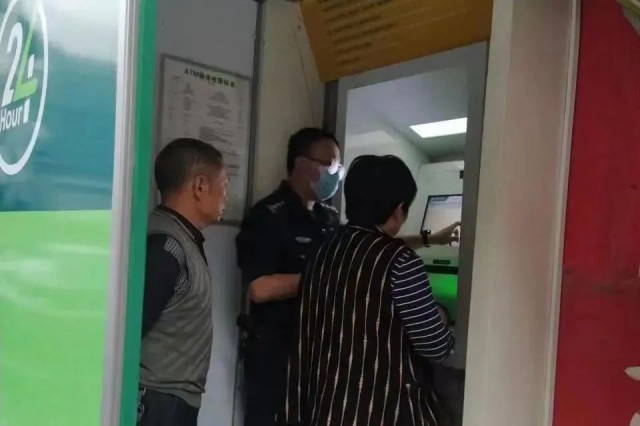 “我劝你也不听。，她把自己关在卧室里，”妻子被骗转账，丈夫在门外突然变得很悲惨