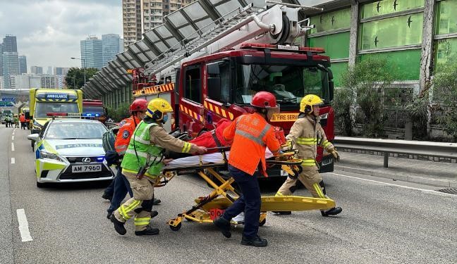 香港将军澳隧道观塘入口5车相撞 至少75人受伤.jpg