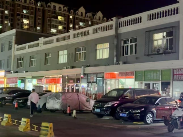 NG体育三河禁用红色招牌蜜雪冰城都变绿了？媒体实地探访(图2)