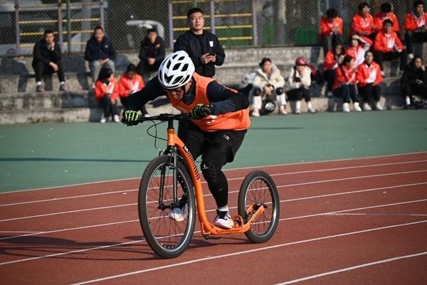 怎么让操场上运动的大学生多起来 花样上新 打造“对味儿”的高校体育课(图2)