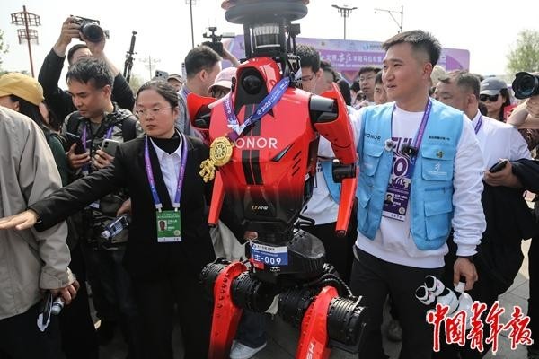 百余台机器人同跑半马“闪电”超越人类纪录机器人不仅比“独行快”更期待“众行远”(图1)