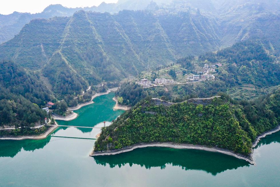 这是4月8日拍摄的重庆黔江小南海风景区春景(无人机照片).