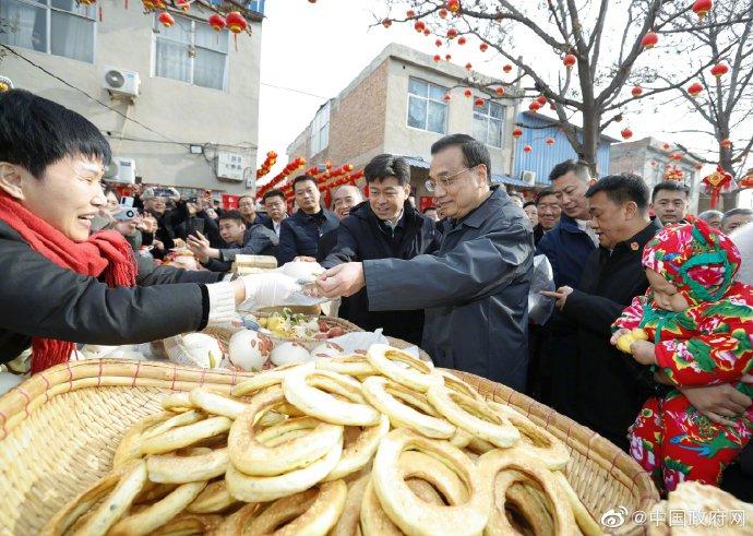 李克强山西运城赶年集,一路下来买了四种年货