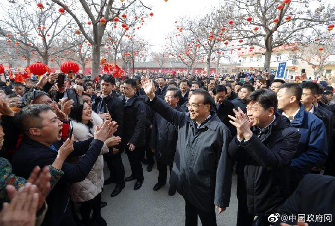 李克强山西运城赶年集,一路下来买了四种年货