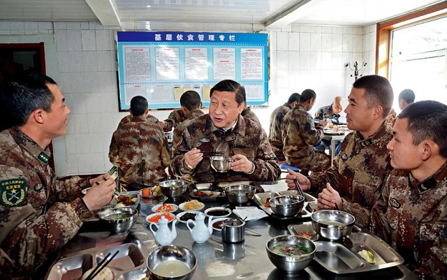 2014��1��26�գ�ϰ��ƽ��ϯר���������ɹž����߷�ĳ�������п���ο�����߹ٱ�������������ʳ�ã�ϰ��ƽ��ϯͬսʿ��һ���ò͡�