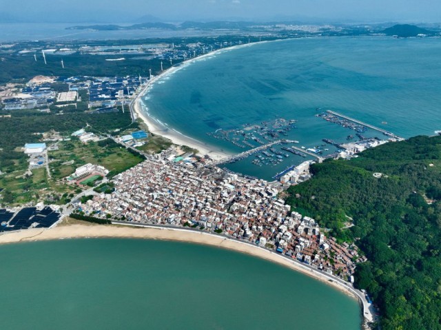 这是2024年10月16日拍摄的福建省漳州市东山县澳角村(无人机照片)。新华社记者姜克红摄