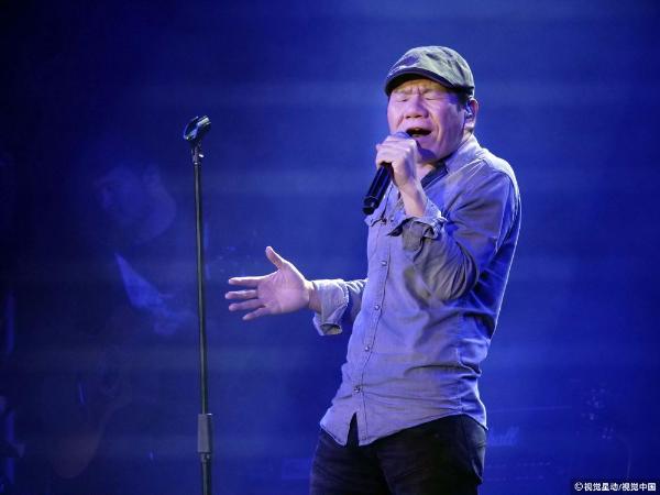 组图:赵传演唱会卖力献唱 为粉丝后背签名