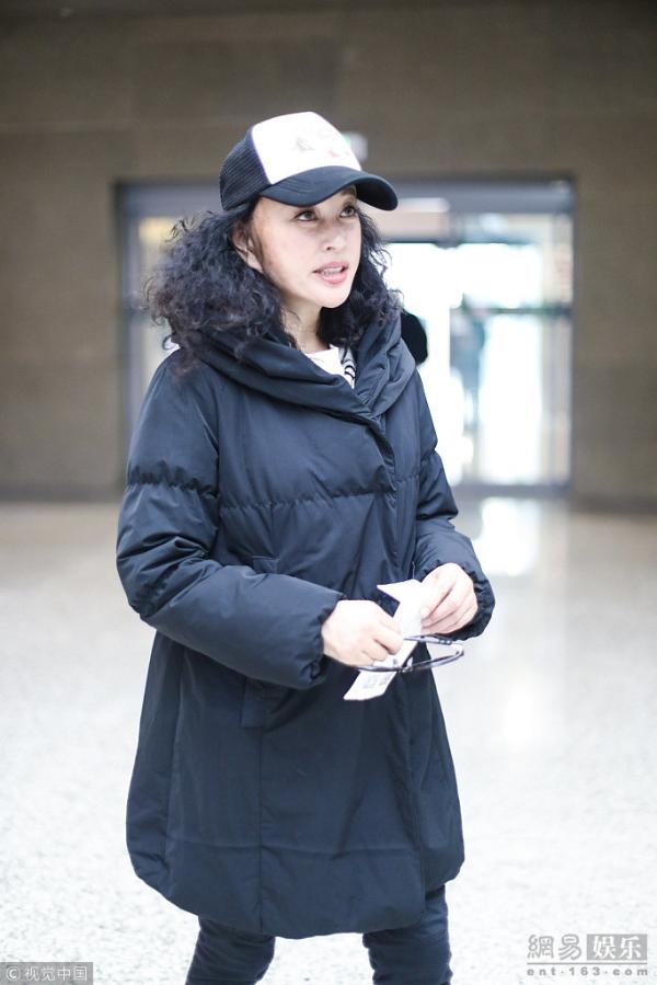 63岁少女心!刘晓庆顶泡面头发型韩系时髦