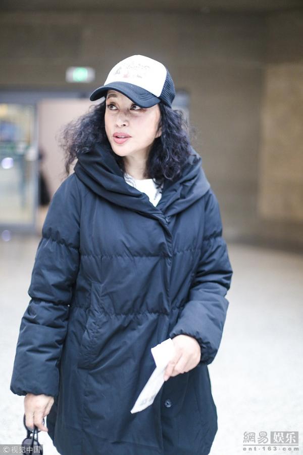 63岁少女心!刘晓庆顶泡面头发型韩系时髦