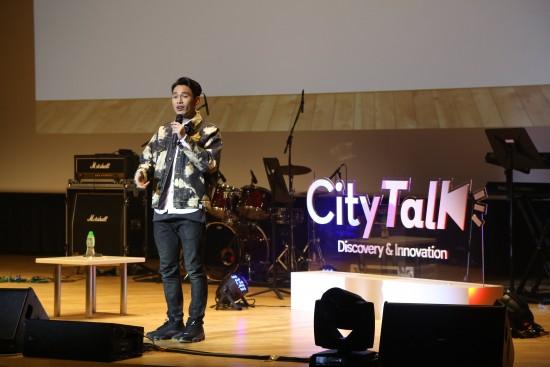 王梓轩香港城大开讲 从平凡中找出不凡