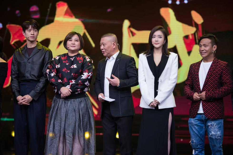 魏大勋秦岚同台上节目 W020180120396627867044.jpg