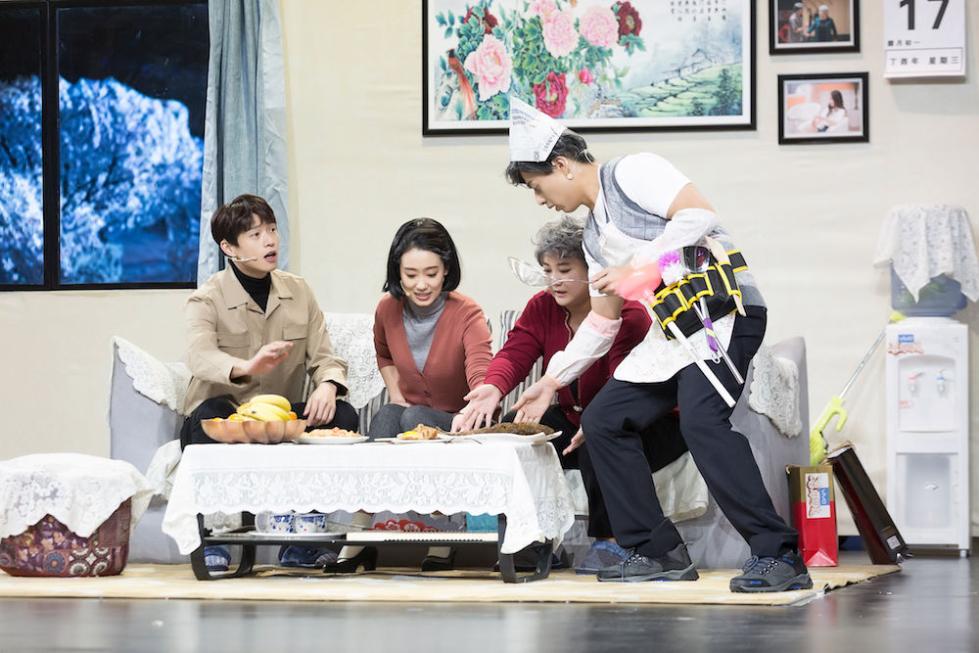 郭德纲为秦岚捧哏 魏大勋贾玲上演祖孙情