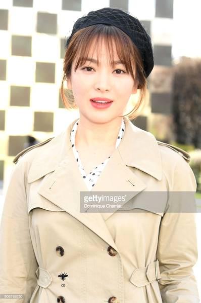 宋慧乔宋仲基巴黎看秀 乔妹空气刘海笑容甜