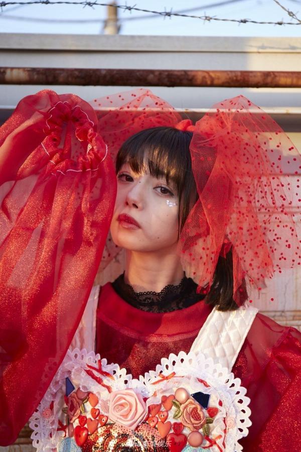 组图:日本偶像市川美织拍摄写真 红衣头纱演绎