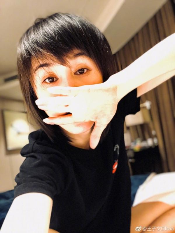 组图:王子文对镜挡脸晒自拍 黑衣短发攻气爆表