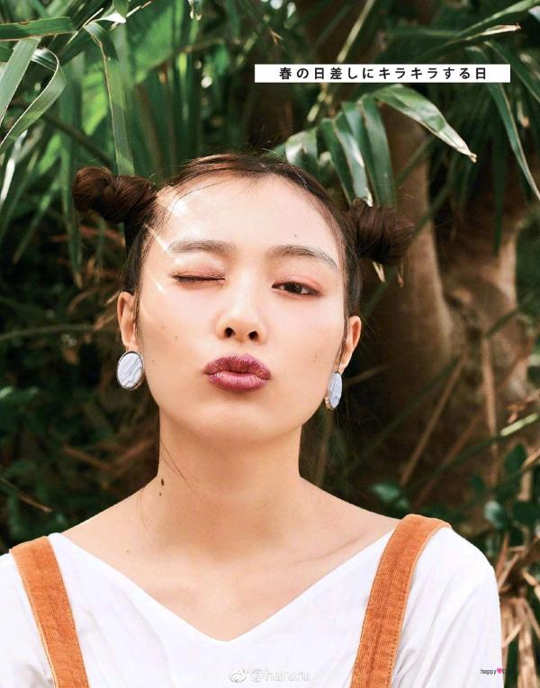 组图:女星内田理央登上时尚杂志 演绎春日系列妆容