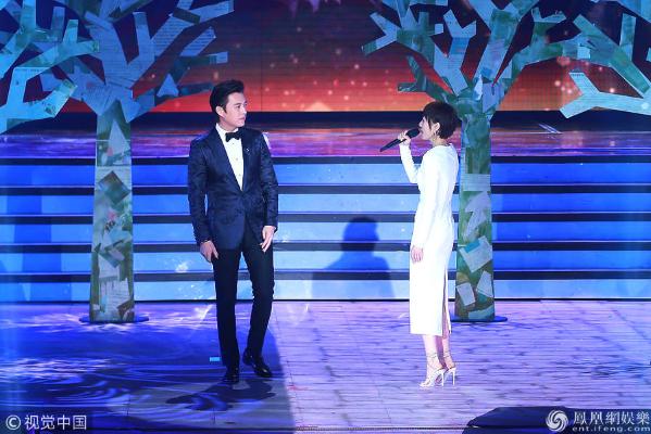 贺函唐晶已成往事 靳东袁泉背对背合唱很虐