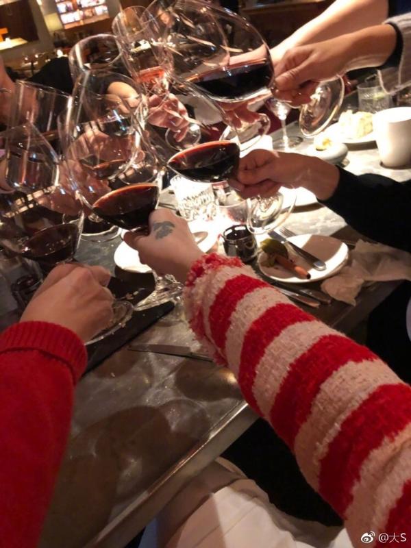 组图:大小s合体与家人聚餐 吐舌嘟嘴卖萌温馨欢乐